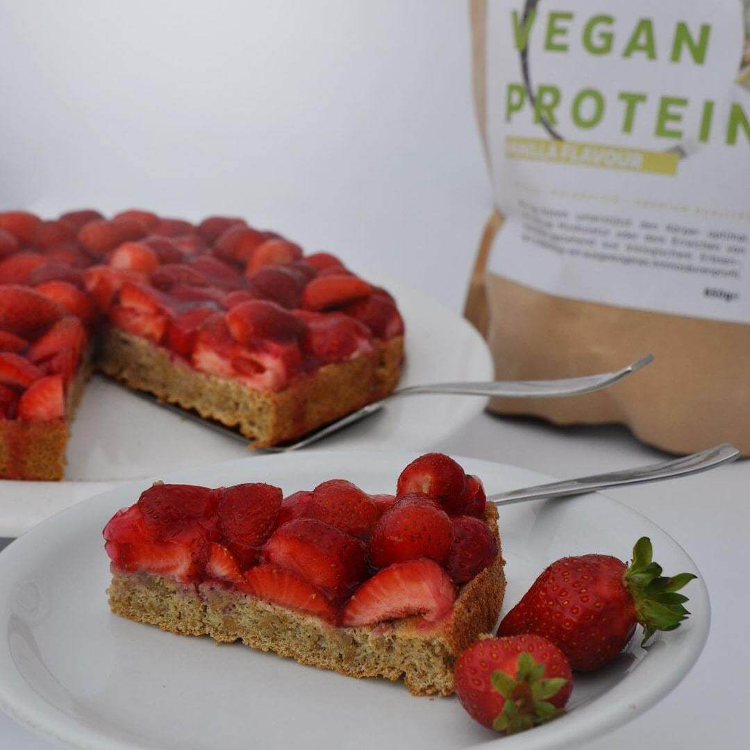 Gâteau aux fraises avec fond de biscuit protéiné